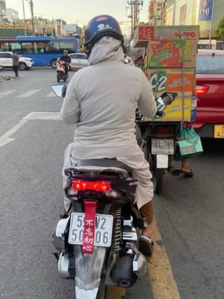 CSGT TP.HCM xử phạt 2 phụ nữ dán 'bùa' che biển số xe