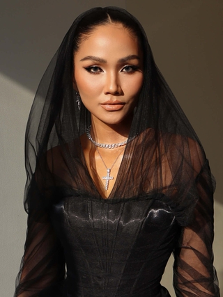 H'Hen Niê gợi cảm tái xuất showbiz sau khi sinh con