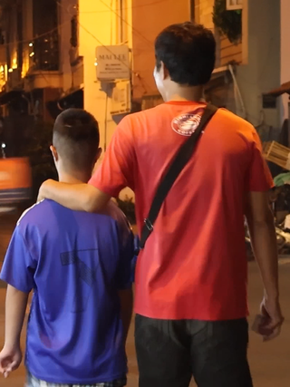 Vì con mà sống: Người đàn ông bán vé số nuôi con và bốn người thân bệnh tật, có lúc từng muốn nhảy cầu