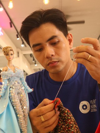 Bỏ việc văn phòng, chàng trai may đồ búp bê, kiếm 20 triệu đồng/tháng