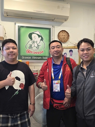 Dọc đường SEA Games 33: Nem Nueng - biến tấu nem nướng Việt tại Thái Lan