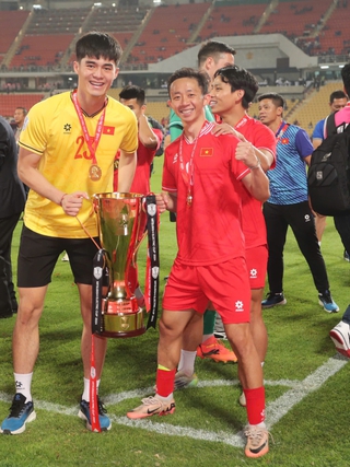 Thủ môn xuất sắc nhất AFF Cup có nguy cơ bị chiếm suất ở đội tuyển Việt Nam