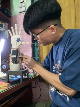 Cậu học trò với các sản phẩm dành cho người khuyết tật