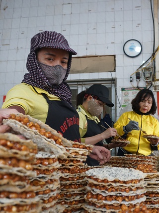 Tăng gấp đôi công nhân, làm suốt cả ngày cũng không đủ cu đơ bán cho khách