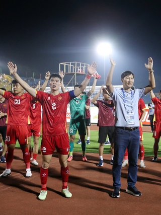 Đội tuyển Việt Nam phiên bản cực khác lạ so với AFF Cup: Mừng vui lẫn lộn! 
