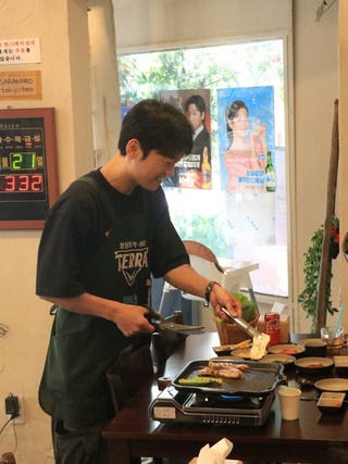 Bỏ việc thu nhập trăm triệu đồng/tháng, chàng trai Hàn Quốc sang Việt Nam bán thịt nướng