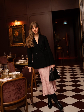 Xuống phố cùng những bản phối đẹp nhất từ blazer và váy dài