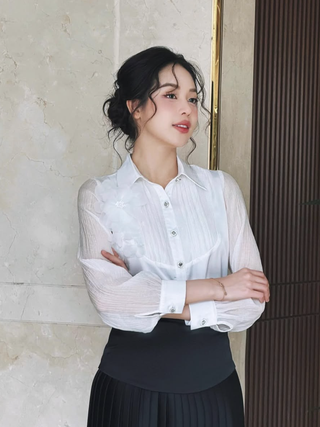 Áo sơ mi trắng cách điệu giúp nàng nâng tầm phong cách công sở mùa hè