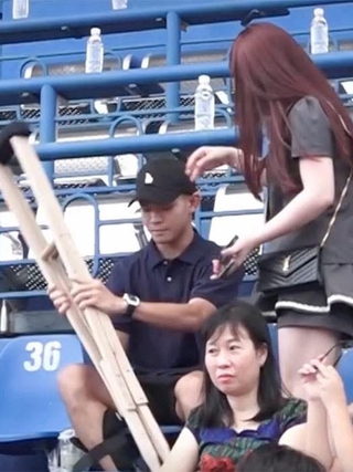 Bùi Vĩ Hào bất ngờ chống nạng, có đá được cho đội tuyển Việt Nam?