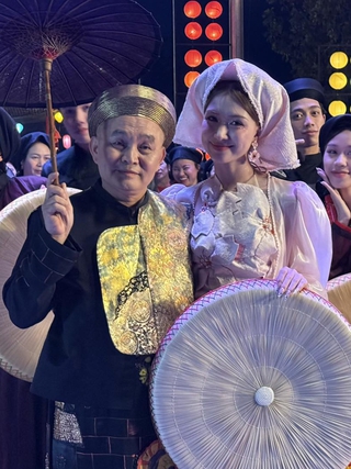 Showbiz 4.3: Xuân Bắc làm thơ khen Xuân Hinh, chương trình có Phạm Thoại bị ‘tấn công’