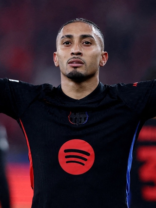 Barcelona thiếu người vẫn đánh bại Benfica, Liverpool làm PSG choáng váng