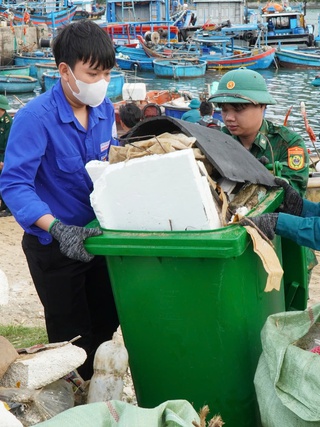 Đoàn viên, thanh niên cùng lực lượng biên phòng làm sạch bãi biển