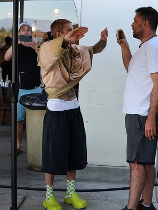 Justin Bieber nổi cáu với paparazzi giữa ồn ào rạn nứt hôn nhân