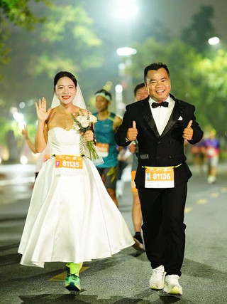 Cô dâu chú rể mặc đồ cưới chạy marathon