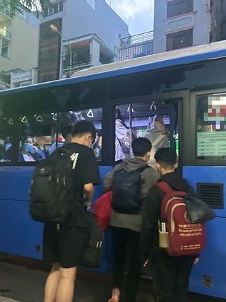 Vụ đình chỉ tiếp viên xe buýt giật thẻ, bêu xấu sinh viên: Luật sư nói gì?
