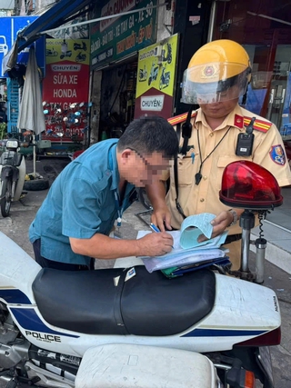 CSGT TP.HCM phạt hàng loạt tài xế xe buýt dừng không sát lề, vượt đèn đỏ