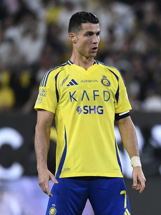 Không để thua Messi, Ronaldo gia hạn 2 năm với Al Nassr và dự World Cup 2026