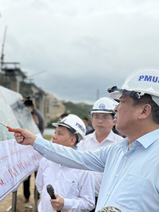 Bộ trưởng Bộ Xây dựng kiểm tra dự án cao tốc Bắc - Nam qua Phú Yên