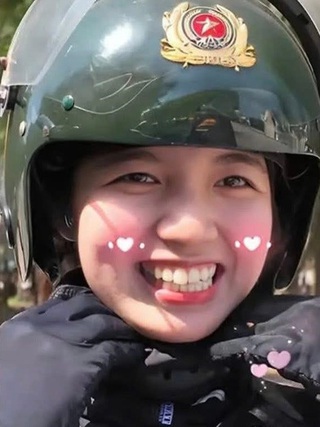Hai nữ chiến sĩ có 'nụ cười tỏa nắng' khiến dân mạng xao xuyến