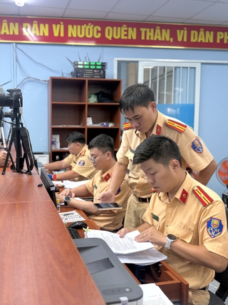 CSGT TP.HCM cấp 'giấy đi đường' cho người chờ nhận kết quả đổi bằng lái xe