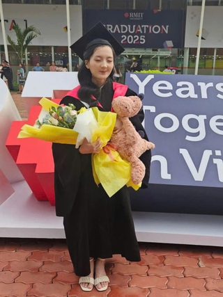 Mất hoàn toàn thị lực ở tuổi 22, cô gái vẫn quyết tâm tốt nghiệp đại học