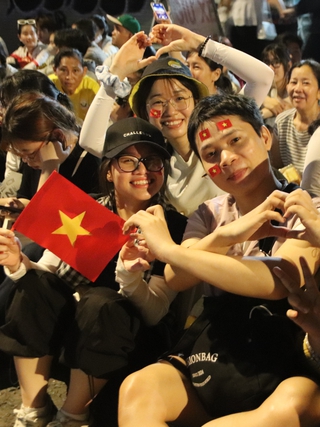 Người trẻ về TP.HCM từ khuya để xem tổng duyệt diễu binh, diễu hành