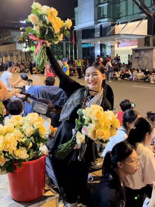 Cô gái tặng 200 bông hồng cho thành viên các khối diễu binh