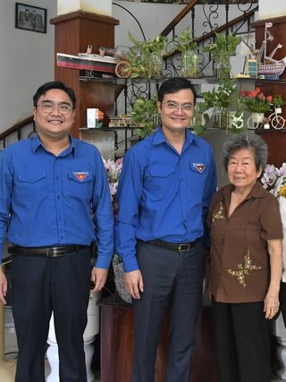 Bí thư thứ nhất T.Ư Đoàn thăm, tặng quà cựu chiến binh chiến dịch Hồ Chí Minh