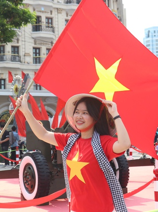 Người trẻ trang bị gì khi xem diễu binh, pháo hoa, drone... tại TP.HCM?