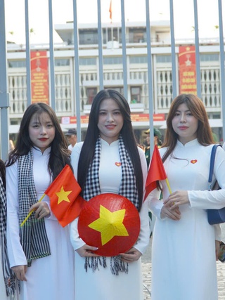 Cận kề 30.4, dòng người tranh thủ check-in với những view '50 năm mới có 1 lần'