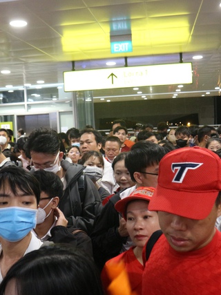 4 giờ sáng 30.4, hàng trăm người xếp hàng vào metro chờ xem diễu binh