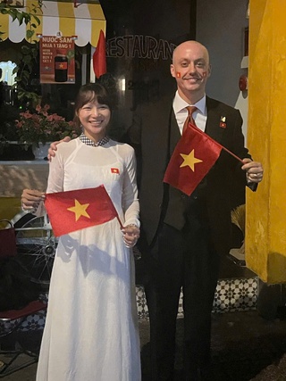 Người nước ngoài hào hứng xem diễu binh, ngưỡng mộ tinh thần yêu nước của người Việt
