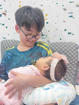 Lan tỏa trên mạng xã hội: 'Anh trai bỉm sữa' gây sốt mạng