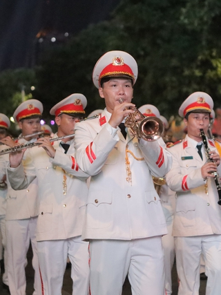 'Biển người' đổ về phố đi bộ Nguyễn Huệ tham dự 'Sắc màu thành phố Bác'