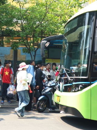 Xe buýt TP.HCM miễn phí vé dịp lễ, người dân nô nức đi chơi