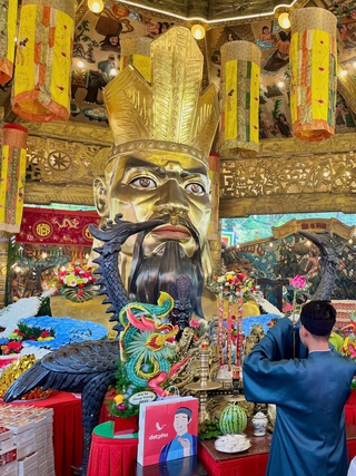 Giỗ tổ Hùng Vương: Người dân ùn ùn tới Suối Tiên nhận 'lộc Vua Hùng'