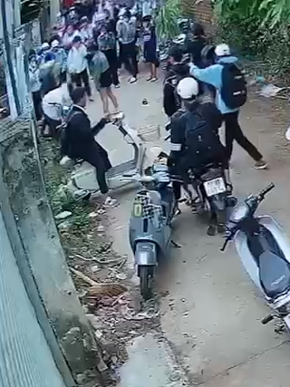 Một nữ sinh lớp 10 xin nghỉ học vì bị đánh hội đồng