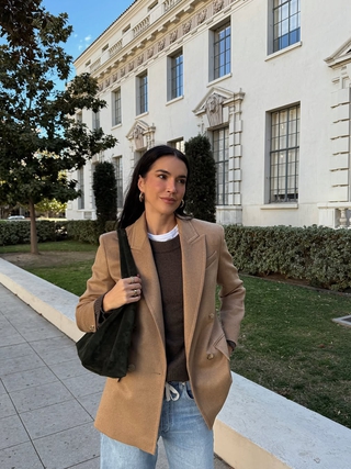 Kết hợp cổ điển và hiện đại cùng cặp đôi quần jeans và blazer