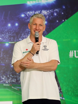 Huyền thoại Bastian Schweinsteiger muốn xem V-League, mong Việt Nam sớm gặp Đức ở World Cup