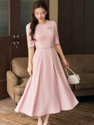Gợi nhớ phong cách vintage cùng chiếc váy midi sang trọng giàu nữ tính