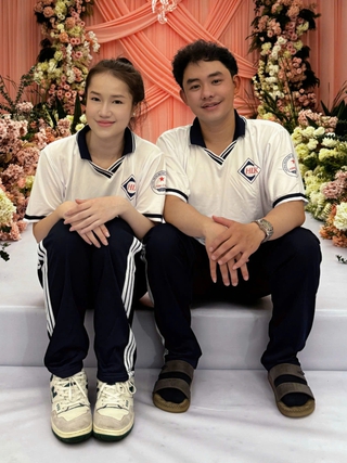 Sau 12 năm yêu nhau, cặp đôi mặc lại đồng phục THPT trong đám cưới