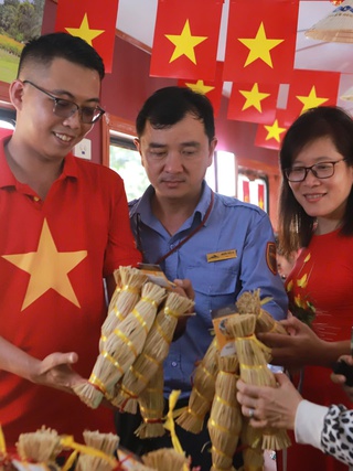 Ăn bánh ít, ngắm Tháp Đôi, cầu trăm tuổi trên chuyến tàu về đất võ