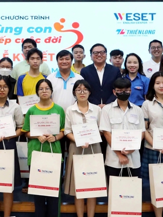Dạy tiếng Anh miễn phí cho trẻ mồ côi do dịch Covid-19