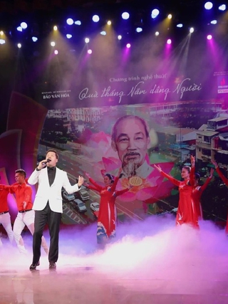 'Quà tháng 5 dâng Người'