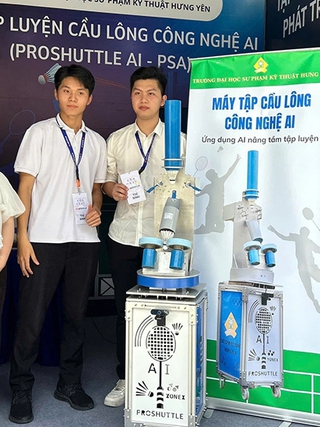 Sinh viên làm máy đánh cầu lông chuẩn như con người