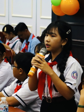 Thiếu nhi Cà Mau chất vấn lãnh đạo tỉnh về sữa giả, thuốc lá điện tử