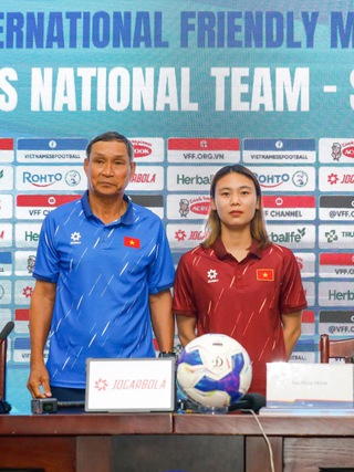 HLV Mai Đức Chung ca ngợi Werder Bremen, tiền vệ Đức khuyên cầu thủ nữ Việt Nam sang Mỹ