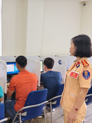 Bộ 600 câu hỏi thi bằng lái xe của Cục CSGT: Sai câu 'điểm liệt' là rớt!