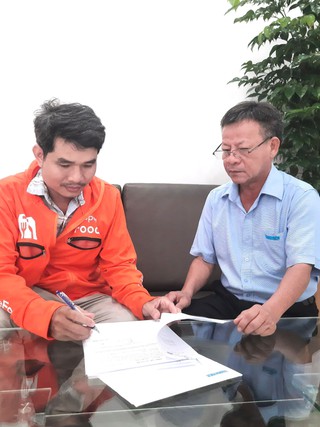 Trao tiền giúp các hoàn cảnh khó khăn, bệnh tật