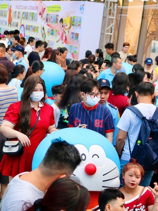 Chen nhau để check-in với mèo máy Doraemon tại Landmark 81